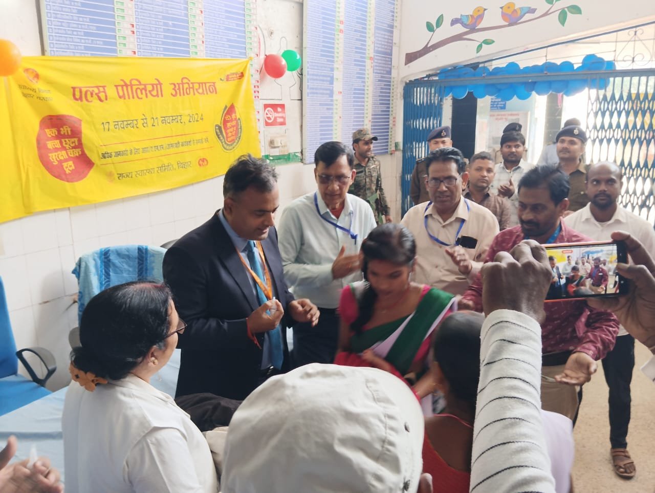 Premier Nation | लखीसराय जिलाधिकारी ने बच्चों को दो बूंद पिलाई पोलियो की...